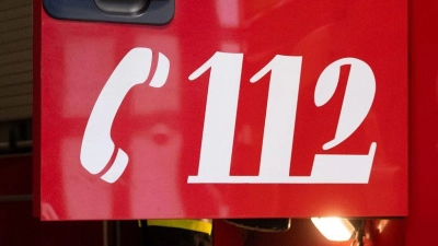 Nach einer Explosion rückt die Feuerwehr in der Oberpfalz zu einem Wohnhausbrand aus. (Symbolbild) (Foto: Niklas Treppner/dpa)