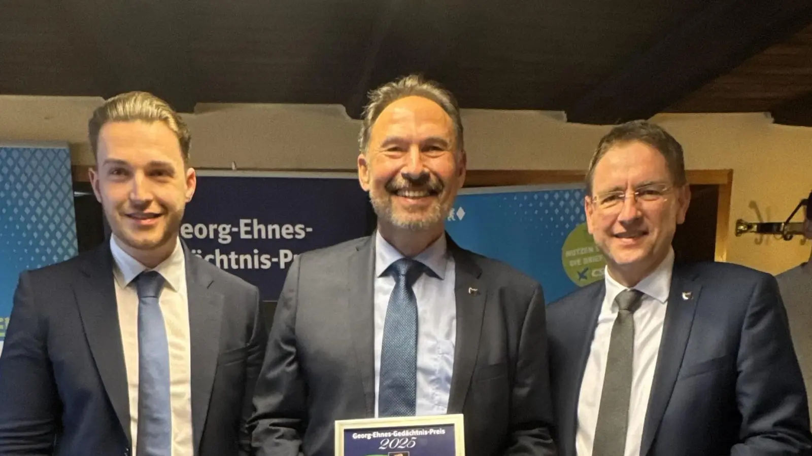 Roger Rehn (Mitte) aus Schopfloch freute sich mit dem stellvertretenden CSU-Kreisvorsitzenden Valentin Huber (links) und Landrat Dr. Jürgen Ludwig über den an ihn verliehenen Georg-Ehnes-Gedächtnispreis. (Foto: Stefan Baumgärtner)