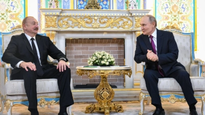 Der aserbaidschanische Präsident Ilham Aliyev hat Kremlchef Wladimir Putin öffentlich gedankt für die Aufklärung des Flugzeugabsturzes im Dezember vorigen Jahres. (Foto: Grigory Sysoyev/Pool Sputnik Kremlin/AP/dpa)