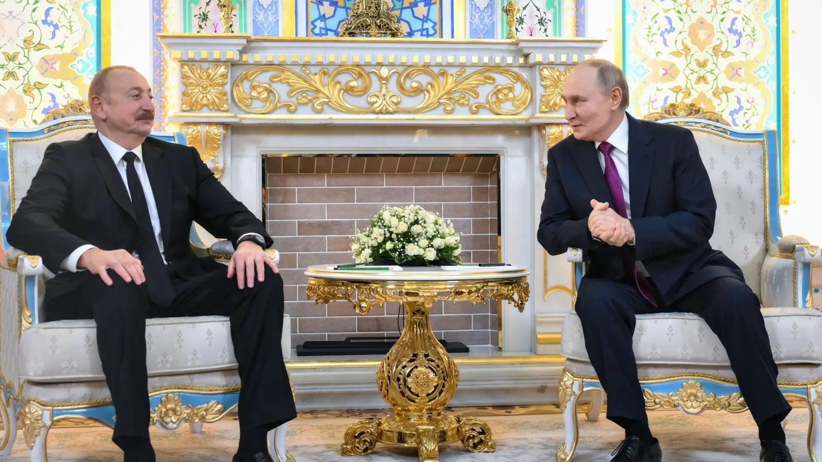 Der aserbaidschanische Präsident Ilham Aliyev hat Kremlchef Wladimir Putin öffentlich gedankt für die Aufklärung des Flugzeugabsturzes im Dezember vorigen Jahres. (Foto: Grigory Sysoyev/Pool Sputnik Kremlin/AP/dpa)