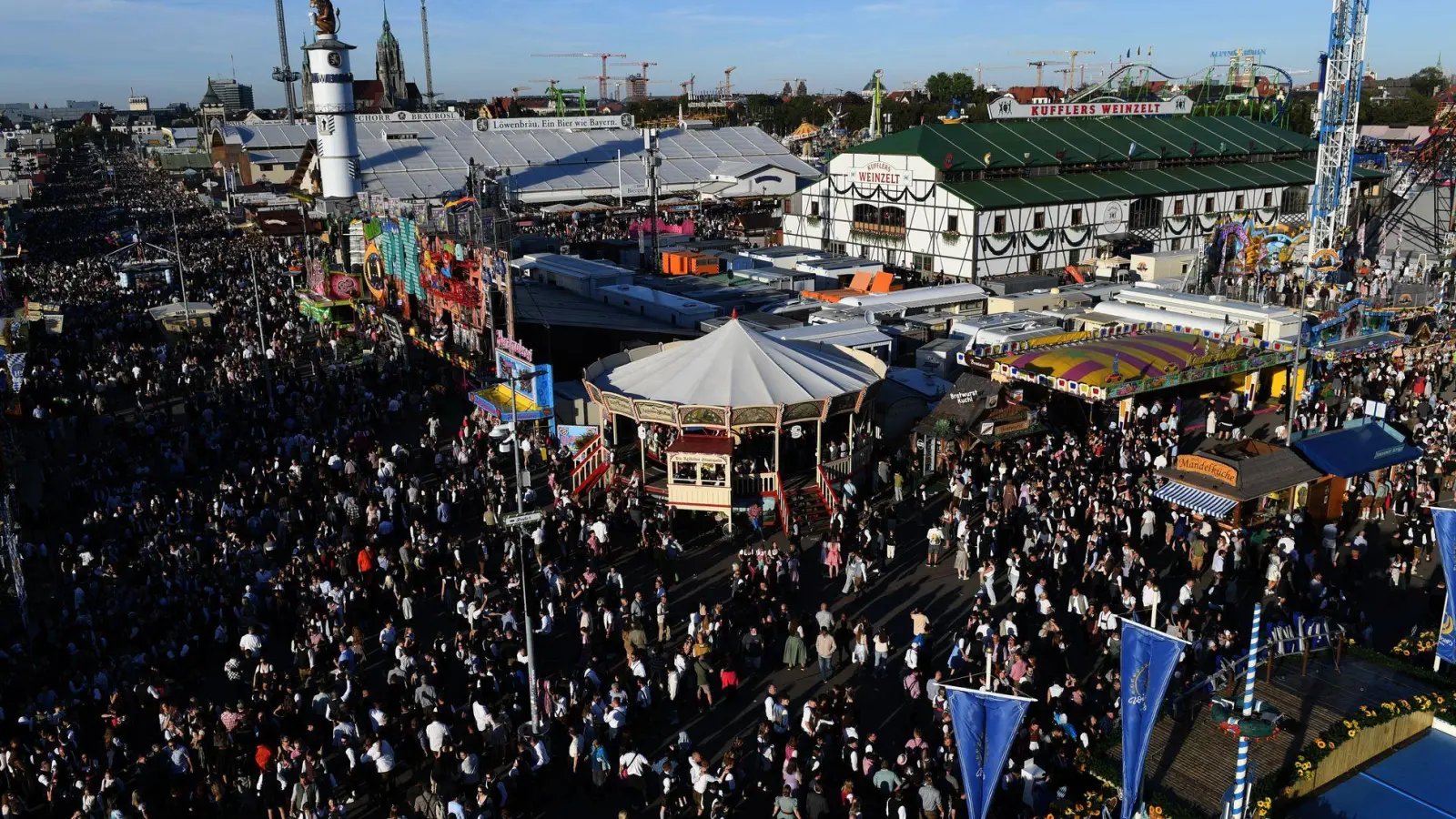 Im Gedränge auf der Wiesn haben es Taschendiebe leicht. (Symbolbild)  (Foto: Felix Hörhager/dpa)