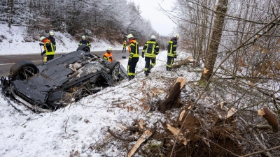 Ob möglicherweise die Straßenverhältnisse für den Unfall gesorgt haben, ist noch unklar. (Foto: Stefan Puchner/dpa)