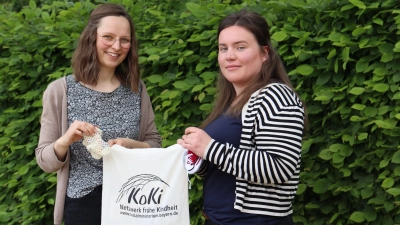 Eine Tasche mit Söckchen und Infomaterial können sich Eltern zukünftig in der KoKi bei Jelena Haag (links) und Anne Stiegler abholen. (Foto: Antonia Müller)