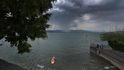 Bei stürmischem Wetter waren die ersten Menschen bereits von dem Floß ins Wasser gefallen. (Symbolbild) (Foto: Karl-Josef Hildenbrand/dpa)