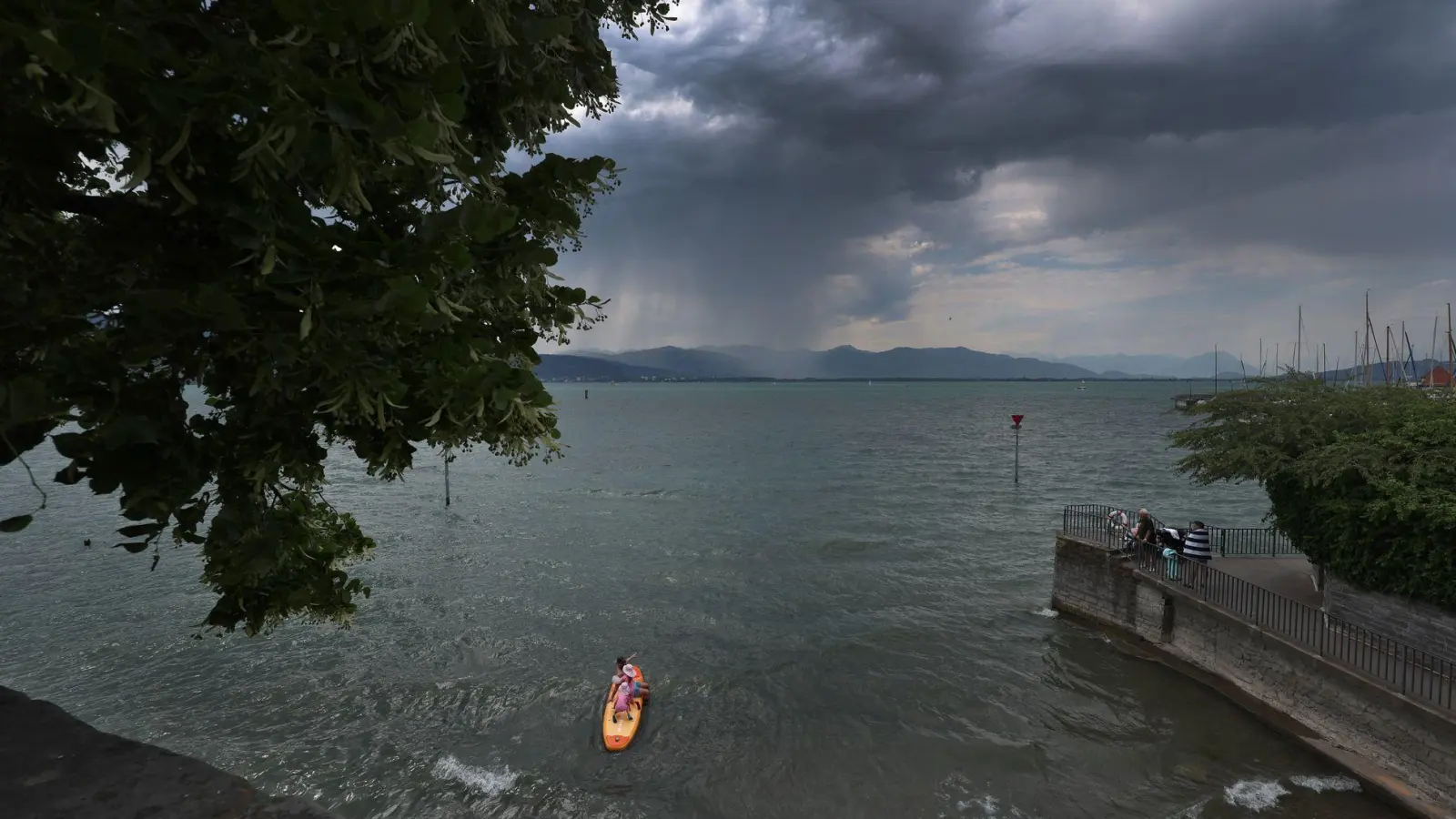 Bei stürmischem Wetter waren die ersten Menschen bereits von dem Floß ins Wasser gefallen. (Symbolbild) (Foto: Karl-Josef Hildenbrand/dpa)