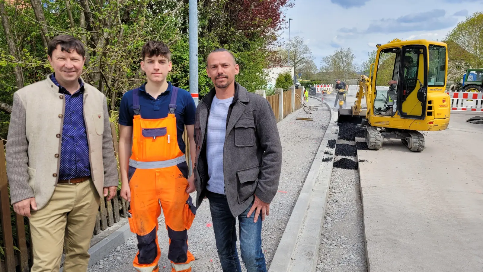 Der Gehweg am Walkmühlweg wird für 70.000 Euro brutto barrierefrei. Wie weit die Arbeiten fortgeschritten sind, begutachten (von links) Jürgen Heckel, Samuel Jäger und Christoph Arnold. (Foto: Nina Daebel)