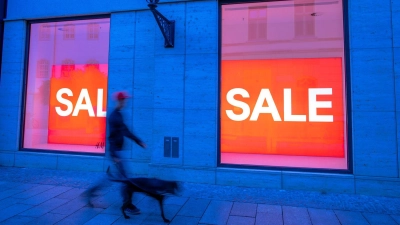 Schon mal ein Sale-Schild in Blau gesehen? Eben. Die Signalfarbe Rot versetzt uns direkt in Alarmbereitschaft und verführt zum Handeln. Oder halt Kaufen. (Foto: Jens Büttner/dpa/dpa-tmn)