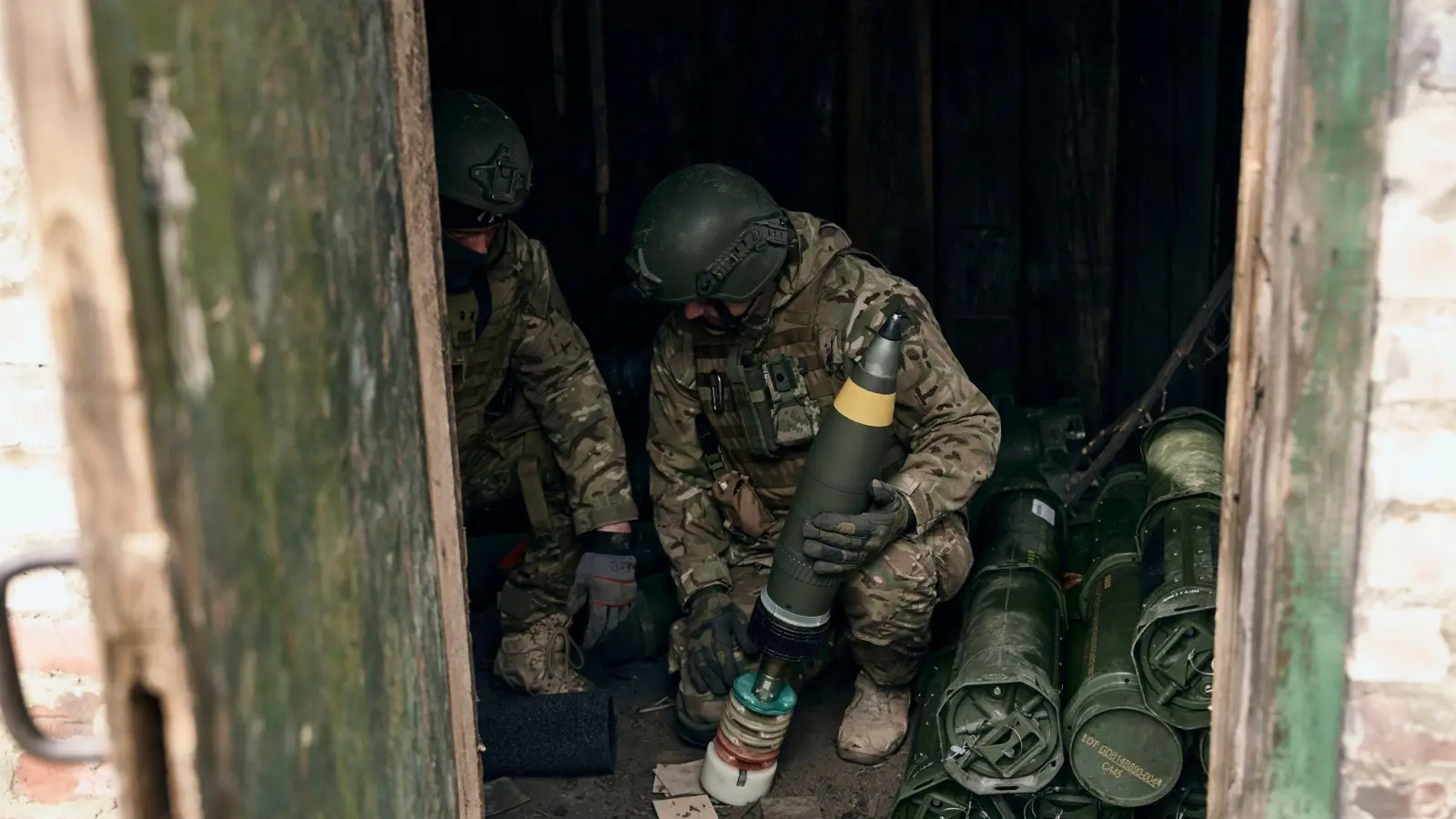 Freiwillige Soldaten bereiten sich auf das Feuer auf russische Stellungen vor. (Foto: -/Libkos/AP/dpa)