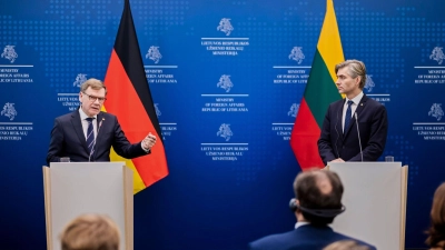 Außenminister Johann Wadephul (l., CDU) und sein litauischer Kollege Kestutis Budrys äußern sich bei einer Pressekonferenz in Vilnius auch zu neuerlichen Drohungen von US-Präsident Donald Trump gegen Grönland. (Foto: Christoph Soeder/dpa)