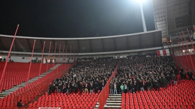 Ein Teil des Stuttgarter Fanblocks in Belgrad blieb am Mittwochabend leer. (Foto: Marijan Murat/dpa)