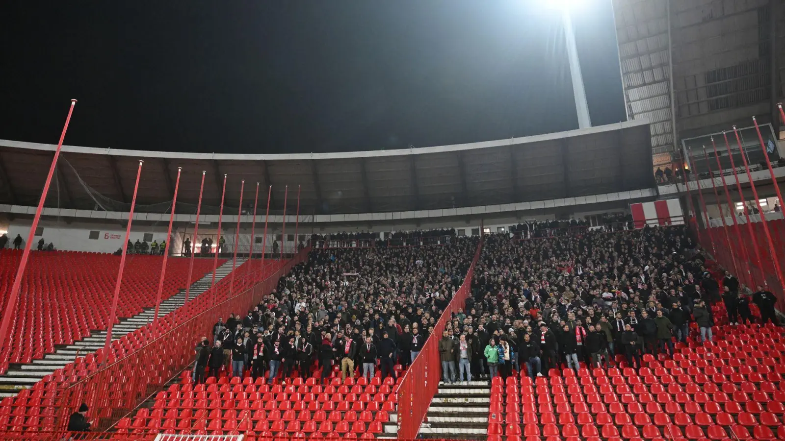 Ein Teil des Stuttgarter Fanblocks in Belgrad blieb am Mittwochabend leer. (Foto: Marijan Murat/dpa)