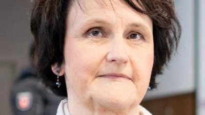 Staatsanwältin Annette Marquardt wartet zu Beginn des Verhandlungstages im Prozess gegen Ex-RAF-Terroristin Klette im provisorischen Gerichtssaal des Landgerichts Verden in Verden-Eitze. Daniela Klette steht seit März 2025 vor Gericht. (zu dpa: «Klette-Prozess: Staatsanwaltschaft fordert 15 Jahre Haft») (Foto: Sina Schuldt)