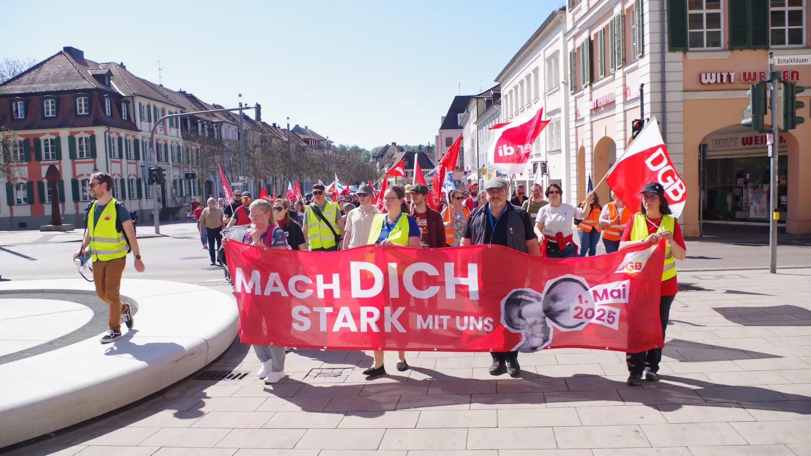 Bei strahlendem Sonnenschein bewegte sich der Demonstrationszug durch die Ansbacher Innenstadt, hier über die Promenade vor dem Herrieder Tor.. (Foto: Jannic Hofmuth)