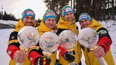 Weltcupgesamtsieger ist die Friedrich-Truppe schon. Nun soll der nächste WM-Titel her. Hier halten Matthias Sommer, Francesco Friedrich, Alexander Schüller und Felix Straub (von links) den Glaspokal. (Foto: BSD/Viesturs Lacis)