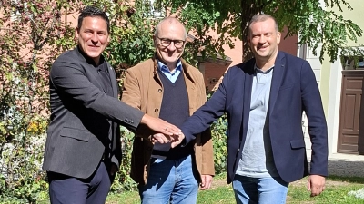 Über das gemeinsame Betreuungsangebot freuen sich (von links) die drei Bürgermeister Tobias Strauß, Dr. Ulrich Grünwald und Mathias Scheuer. (Foto: Stadt Feuchtwangen/Silke Kasperek)