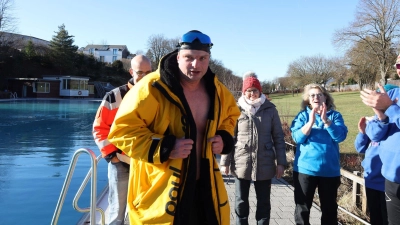 Eisschwimmer Paul Bieber aus Lindau nach seiner „Eismeile“ im Freibad Veitsbronn. (Foto: Lisa Willert/dpa)