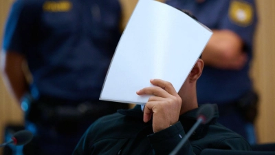 Dem Angeklagten wird vorgeworfen, seine Ehefrau enthauptet zu haben. (Foto: Sven Hoppe/dpa)