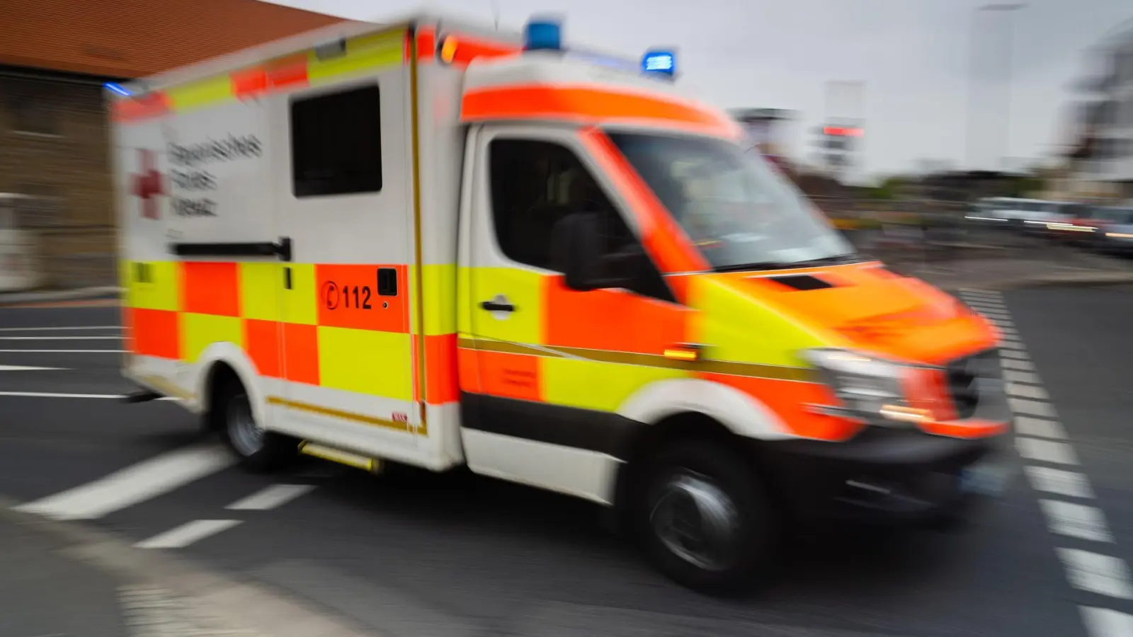 Sanitäter bringen den Busfahrer mit leichten Verletzungen in ein Krankenhaus. (Symbolbild) (Foto: Nicolas Armer/dpa)