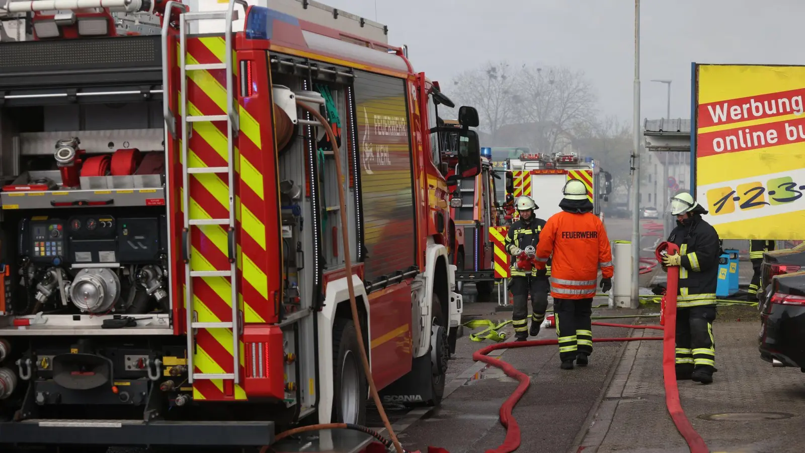 Noch ist völlig unklar, warum das Feuer ausbrechen konnte.  (Foto: Philipp von Ditfurth/dpa)