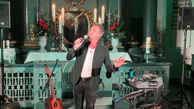 Jochen Schaible begeisterte mit seinen Liedern das Publikum in der Dreifaltigkeitskirche. (Foto: Walter Oberhäußer)