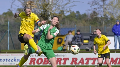 Anna Hofrichter (links, hier mit Gästespielerin Pia Schmidt) erzielte ein Tor selbst und bereitete den zweiten Weinberger Treffer vor.  (Foto: Martin Rügner)