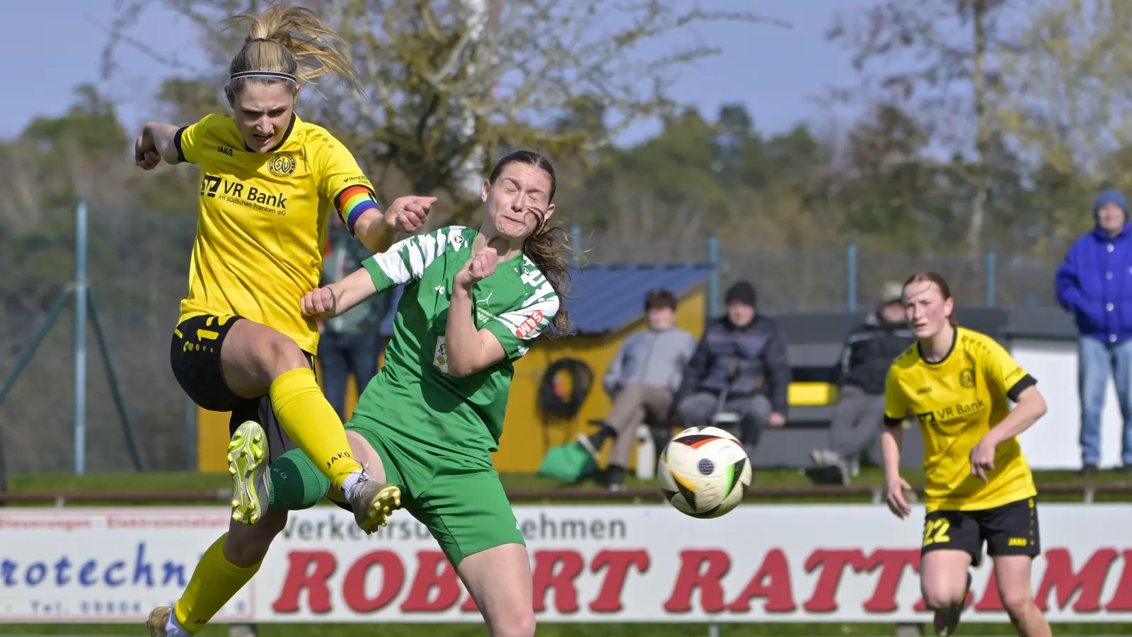 Anna Hofrichter (links, hier mit Gästespielerin Pia Schmidt) erzielte ein Tor selbst und bereitete den zweiten Weinberger Treffer vor.  (Foto: Martin Rügner)