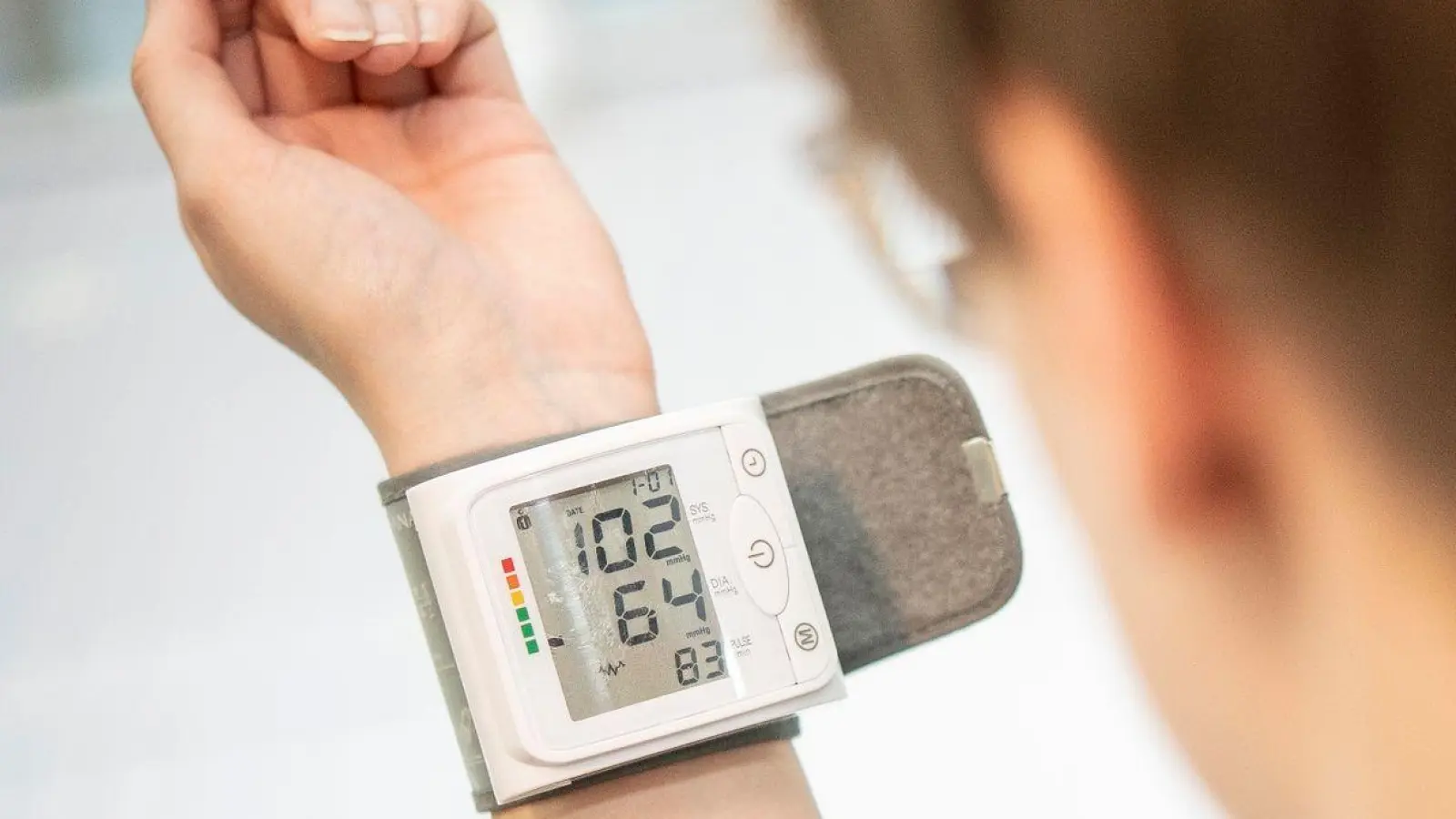 Die Handgelenkmessung ist bei Rauchern, Diabetikern und Menschen mit Gefäßerkrankungen möglicherweise weniger genau, da ihre Blutgefäße verengt und verhärtet sein können. (Foto: Robert Günther/dpa-tmn/dpa)