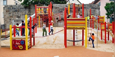 Im Stadtgraben in Ansbach haben Kinder die Möglichkeit, auf dem neuen Spielplatz ihr Geschick zu testen. (Archivbild: Jim Albright)
