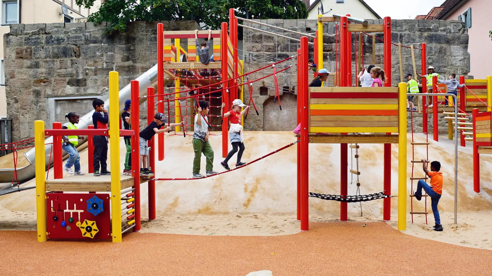 Im Stadtgraben in Ansbach haben Kinder die Möglichkeit, auf dem neuen Spielplatz ihr Geschick zu testen. (Archivbild: Jim Albright)
