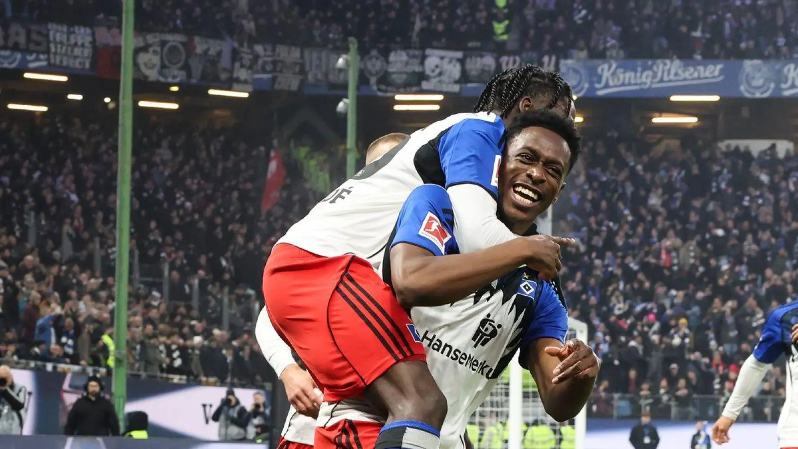 Jubel im Volkspark: Albert Lokonga jubelt nach seinem Treffer zum 1:0.  (Foto: Christian Charisius/dpa)