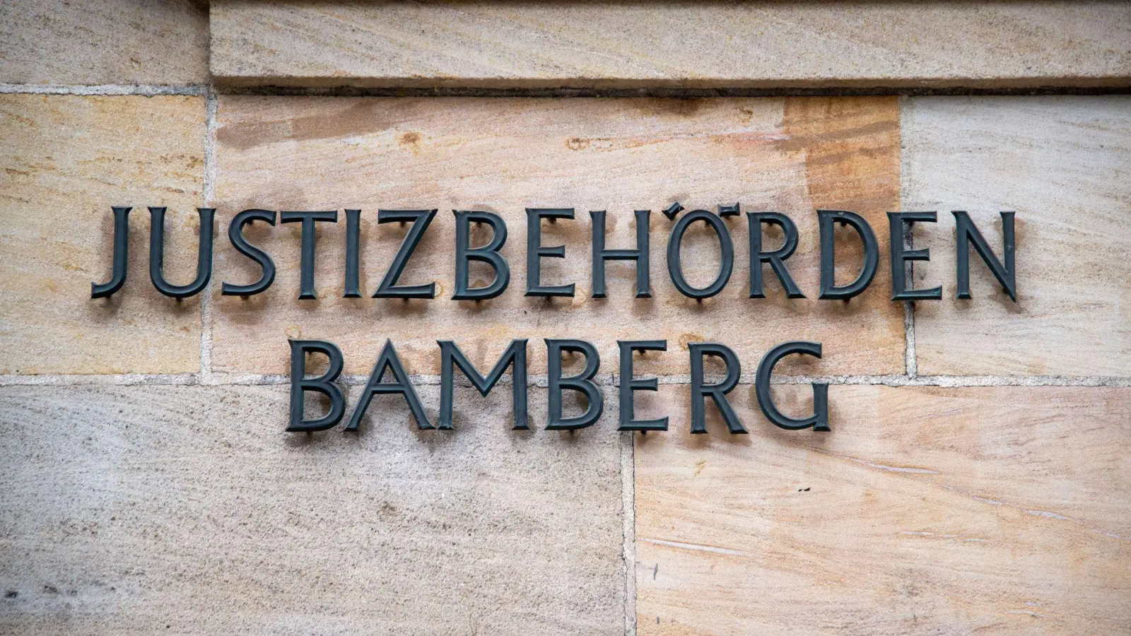 Bald muss sich ein Mann vor dem Landgericht Bamberg verantworten, der mit betrügerischen Callcentern Menschen um viel Geld gebracht haben soll. (Symbolbild) (Foto: Pia Bayer/dpa)