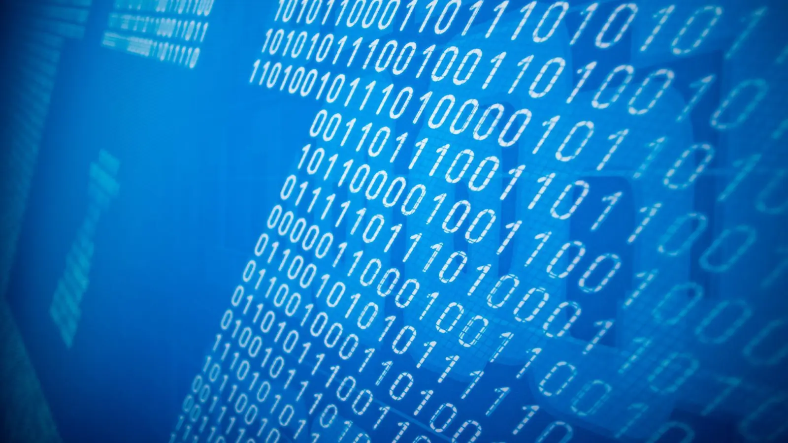 Versicherer kalkulieren ihren Policen: Im Cyberbereich arbeiten sie meist nicht nur mit einer vereinbarten Versicherungssumme pro Jahr oder Schadenfall, sondern setzen auch sogenannte Sublimits für besonders risikoanfällige Bausteine. (Foto: Daniel Karmann/dpa/dpa-tmn)