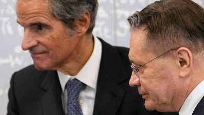 IAEA-Chef Grossi ist zuletzt mehrfach nach Russland gereist, wo er auch den Chef der russischen Atombehörde Lichatschow traf. (Archivbild) (Foto: Alexander Zemlianichenko/AP/dpa)