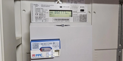 So sieht es aus, wenn im Zählerschrank ein Smart Meter statt eines herkömmlichen Stromzählers verbaut ist. Doch noch längst nicht jeder Haushalt braucht die moderne Technik. Lockangebote sollte man deshalb mit Vorsicht betrachten. (Foto: Wolfgang Grebenhof)