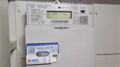 So sieht es aus, wenn im Zählerschrank ein Smart Meter statt eines herkömmlichen Stromzählers verbaut ist. Doch noch längst nicht jeder Haushalt braucht die moderne Technik. Lockangebote sollte man deshalb mit Vorsicht betrachten. (Foto: Wolfgang Grebenhof)
