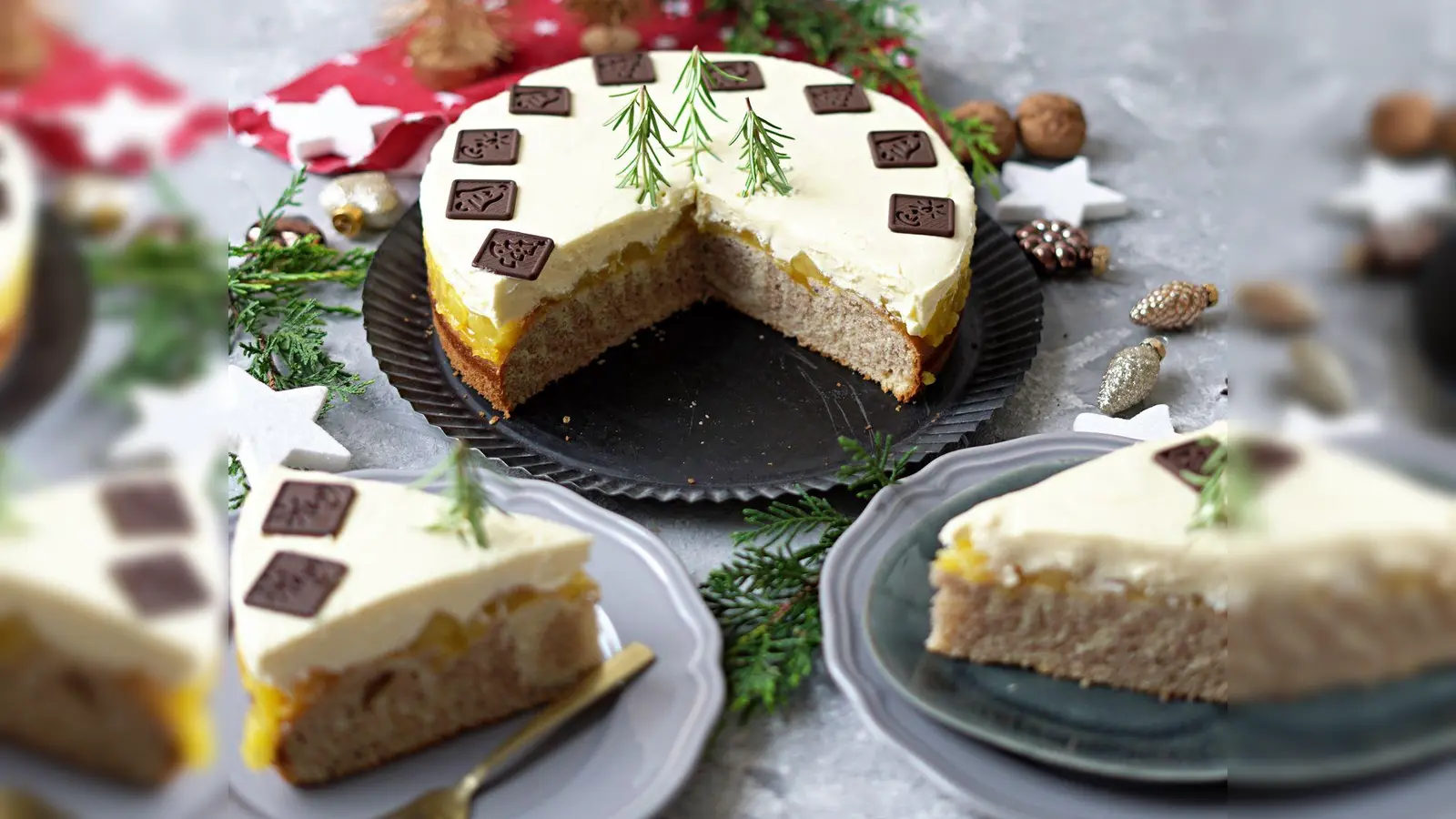 Schokodekor und Rosmarinzweige geben der Weihnachtstorte mit gestreiftem Boden und fruchtig-cremiger Füllung den letzten Schliff. (Foto: Mareike Pucka/biskuitwerkstatt.de/dpa-tmn)