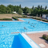 Viel Geld muss in die Sanierung des Freibades in Neuhof investiert werden. (Archivbild: Mirko Fryska)