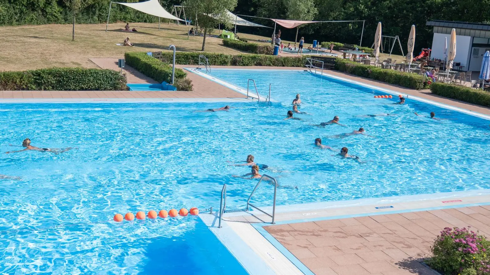Viel Geld muss in die Sanierung des Freibades in Neuhof investiert werden. (Archivbild: Mirko Fryska)
