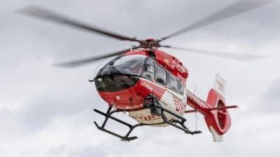 Mit einem Rettungshubschrauber wird eine schwer verletzte Frau ins Krankenhaus gebracht. (Symbolbild) (Foto: Daniel Karmann/dpa)