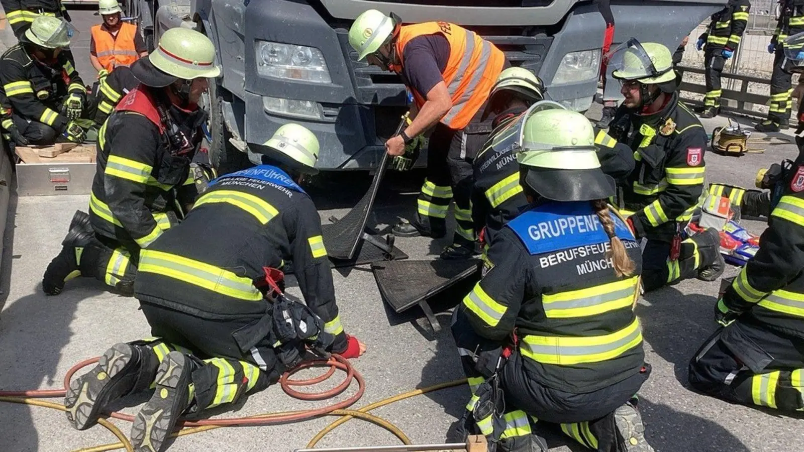Um die Radlerin zu befreien, demontierten die Einsatzkräfte Bodenteile des Lasters. (Foto: -/Berufsfeuerwehr München/dpa)