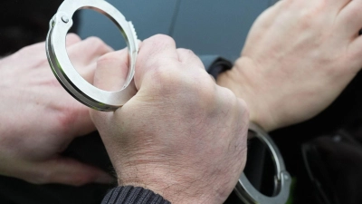 Bei einer Verkehrskontrolle stießen Polizeikräfte in Gollhofen (Landkreis Neustadt/Aisch-Bad Windsheim) auf einen Lkw-Fahrer, der per Haftbefehl gesucht wurde. (Symbolbild: Marcus Brandt/dpa)