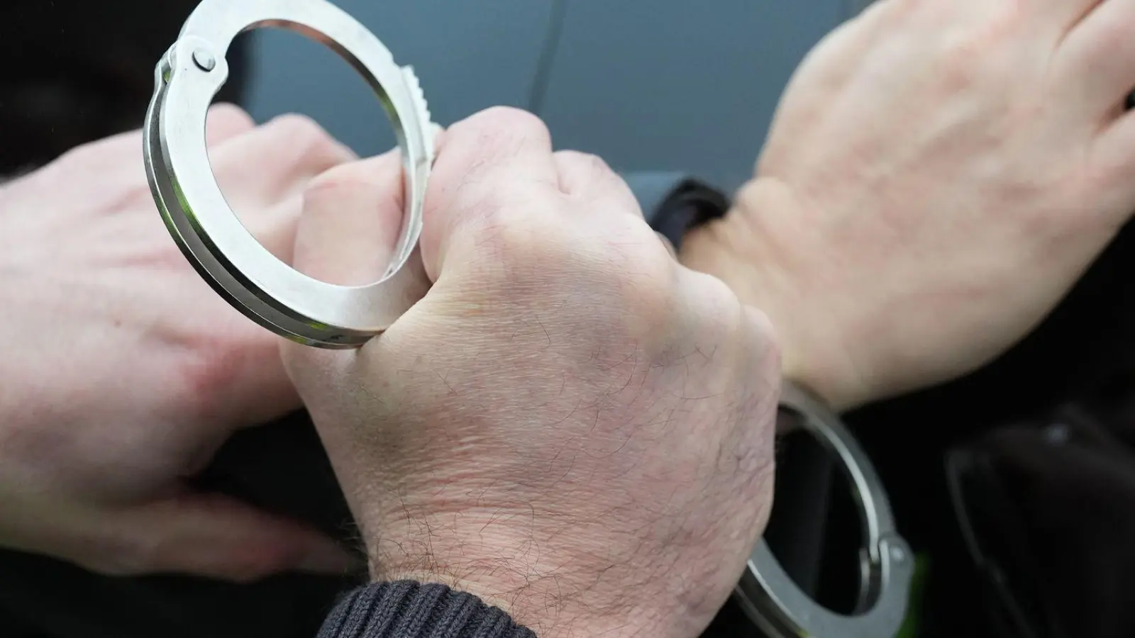 Bei einer Verkehrskontrolle stießen Polizeikräfte in Gollhofen (Landkreis Neustadt/Aisch-Bad Windsheim) auf einen Lkw-Fahrer, der per Haftbefehl gesucht wurde. (Symbolbild: Marcus Brandt/dpa)