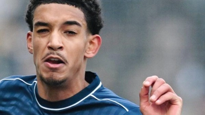 Selten auf Augenhöhe: Bochum mit Francis Onyeka (l) und Elversberg mit Lukasz Poreba. (Foto: Uwe Anspach/dpa)