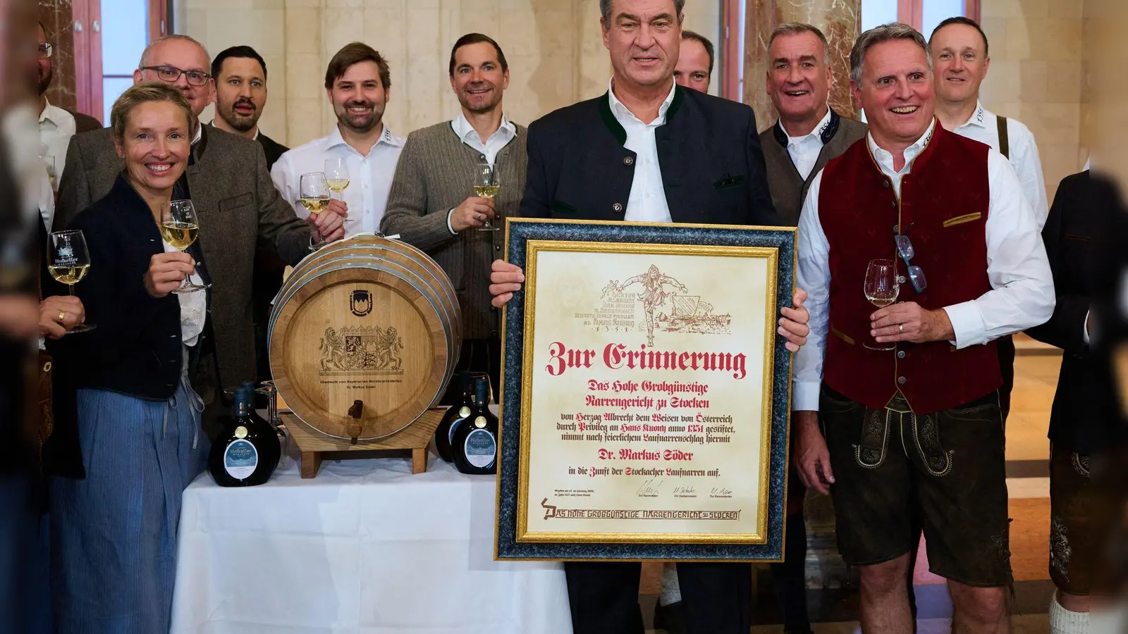 Markus Söder löst seine Schulden beim Stockacher Narrengericht ein. (Foto: Sven Hoppe/dpa)