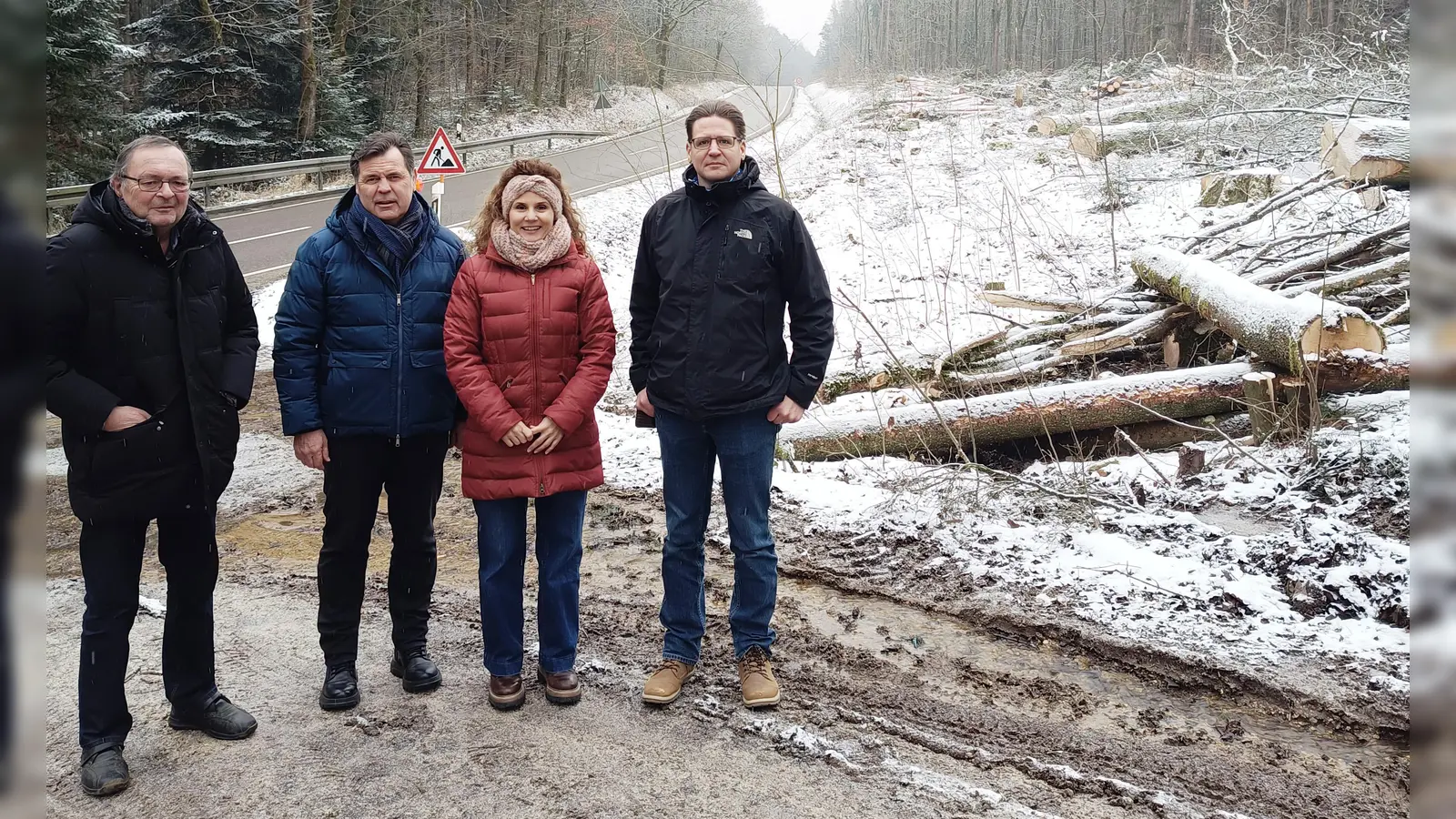 Die Rodungsarbeiten für den Bau des Radwegs zwischen Herrieden und Burgoberbach entlang der Staatsstraße 2249 haben begonnen. Bei einem Ortstermin machten sich (von links) Planer Willi Heller, Burgoberbachs Bürgermeister Gerhard Rammler, Herriedens Bürgermeisterin Dorina Jechnerer und der Herrieder Bauamtsleiter Marco Jechnerer ein Bild. (Foto: Stadt Herrieden)