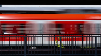 Ein Betrunkener fiel in München von einem Bahnsteig ins Gleisbett. (Symbolfoto) (Foto: Sven Hoppe/dpa)