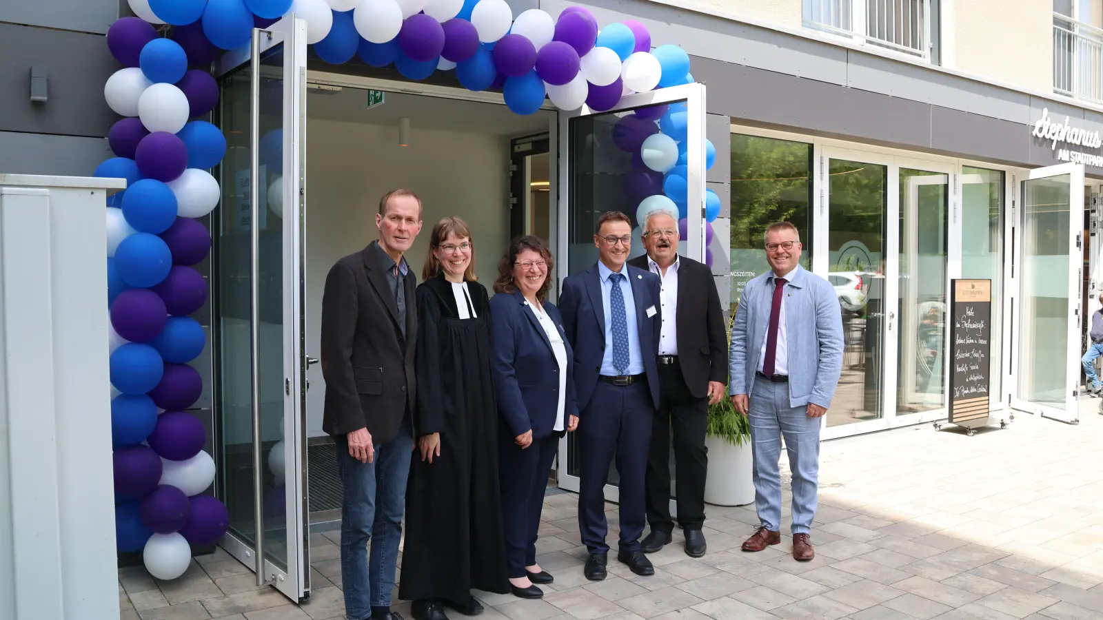 Feierten mit vielen Gästen und den Mitarbeitenden das Jubiläum des Stephanus Senioren- und Pflegezentrums: OB Dr. Christoph Hammer, Pfarrerin Kathrin Scheibenberger, Pflegedienstleiterin Astrid Bertleff, Einrichtungsleiter Markus Eisen, Dekan Hermann Rummel und stellvertretender Landrat Stefan Horndasch (von links). (Foto: Martina Haas)