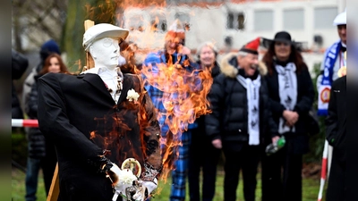 Die Karnevalsfigur Hoppeditz steht in Düsseldorf in Flammen. (Foto: Federico Gambarini/dpa)