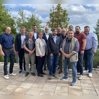 Die Mitglieder der Lenkungsgruppe der Kommunalen Allianz A7 Franken West stellten sich bei ihrer ersten Sitzung nach der Kommunalwahl zum Gruppenbild auf. (Foto: Linda Olzog)