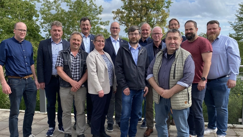 Die Mitglieder der Lenkungsgruppe der Kommunalen Allianz A7 Franken West stellten sich bei ihrer ersten Sitzung nach der Kommunalwahl zum Gruppenbild auf. (Foto: Linda Olzog)